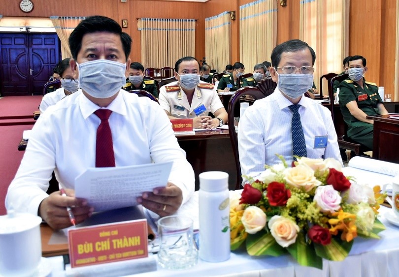 Đồng chí Bùi Chí Thành (bên trái), Ủy viên dự khuyết Trung ương Đảng, Ủy viên Ban Thường vụ Tỉnh ủy, Chủ tịch UBMTTQ Việt Nam tỉnh và đồng chí Lương Trí Tiên, Ủy viên Ban Thường vụ Tỉnh ủy, Trưởng Ban Nội chính Tỉnh ủy tham dự Đại hội.