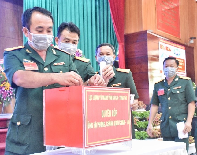 Các đại biểu ủng hộ phòng, chống dịch COVID-19.