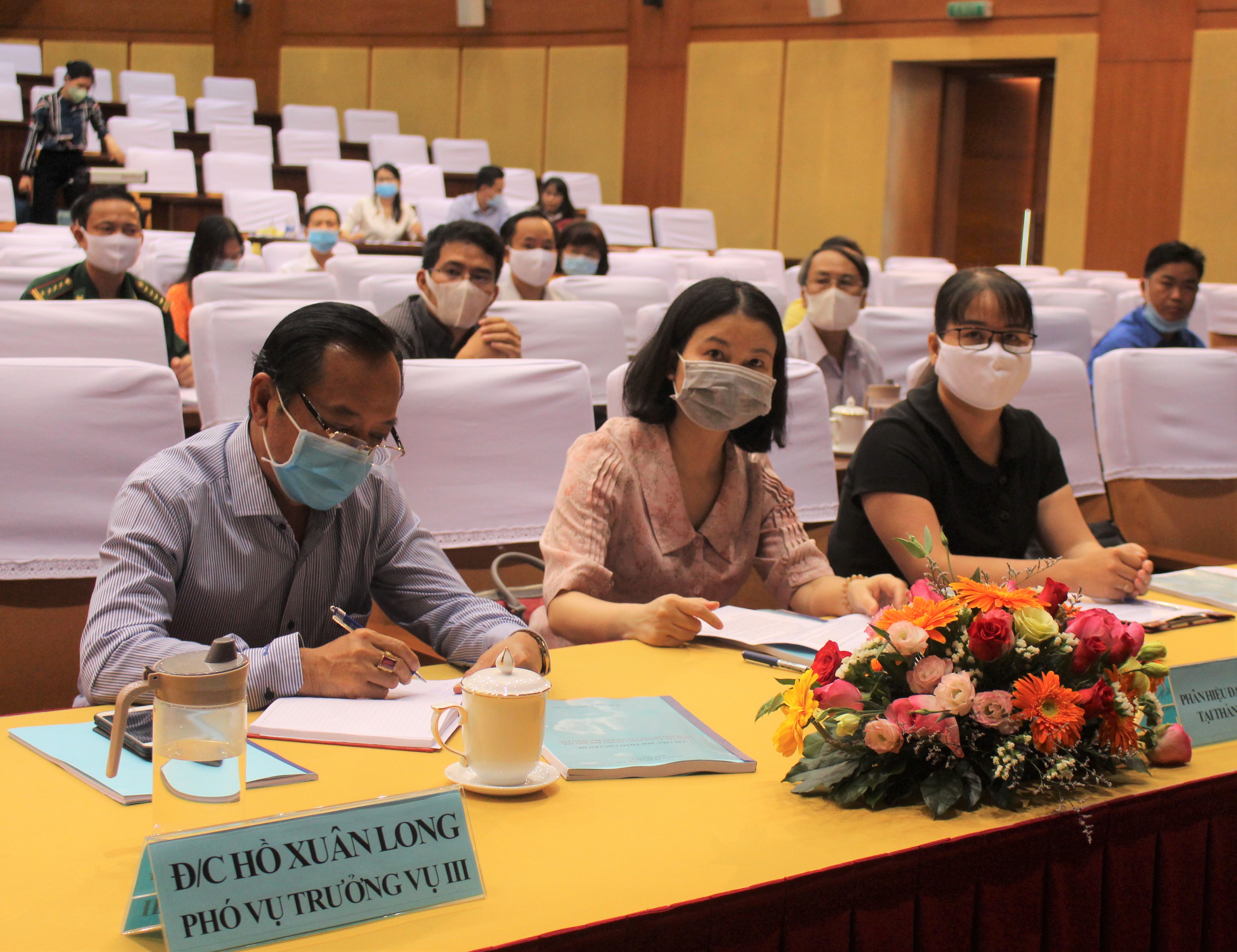 Ông Hồ Xuân Long (hàng đầu, bên trái), Phó vụ Trưởng Vụ Địa phương III, Ban Tổ chức Trung ương tham dự Hội thảo.