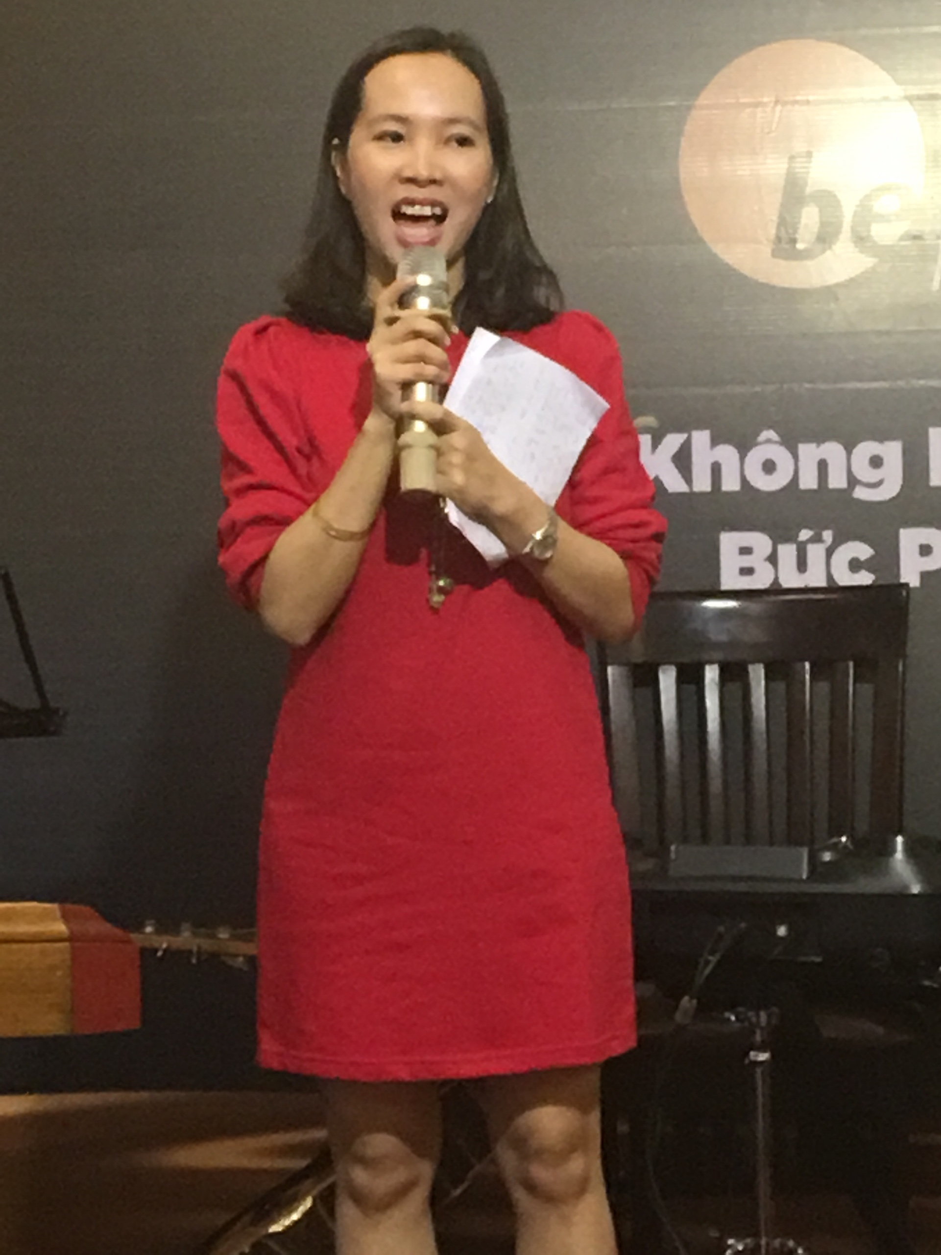 Chủ tịch, Giám đốc công ty Phạm Thị Phương Thảo tại Gala Tất niên  và bàn về hoạt động kinh doanh năm 2020.