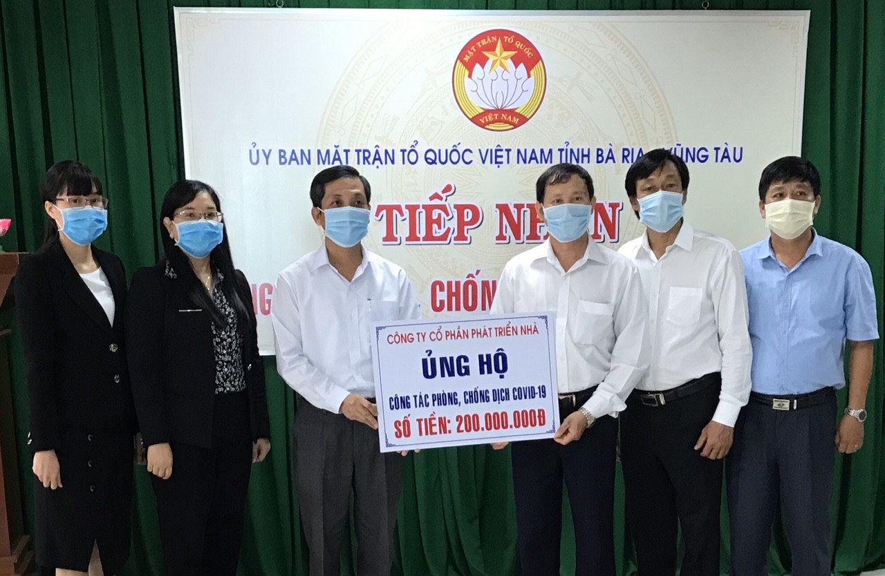 Đại diện Công ty CP Phát triển nhà BR-VT trao số tiền 200 triệu đồng cho công tác phòng chống dịch COVID-19 thông qua UBMTTQVN tỉnh.