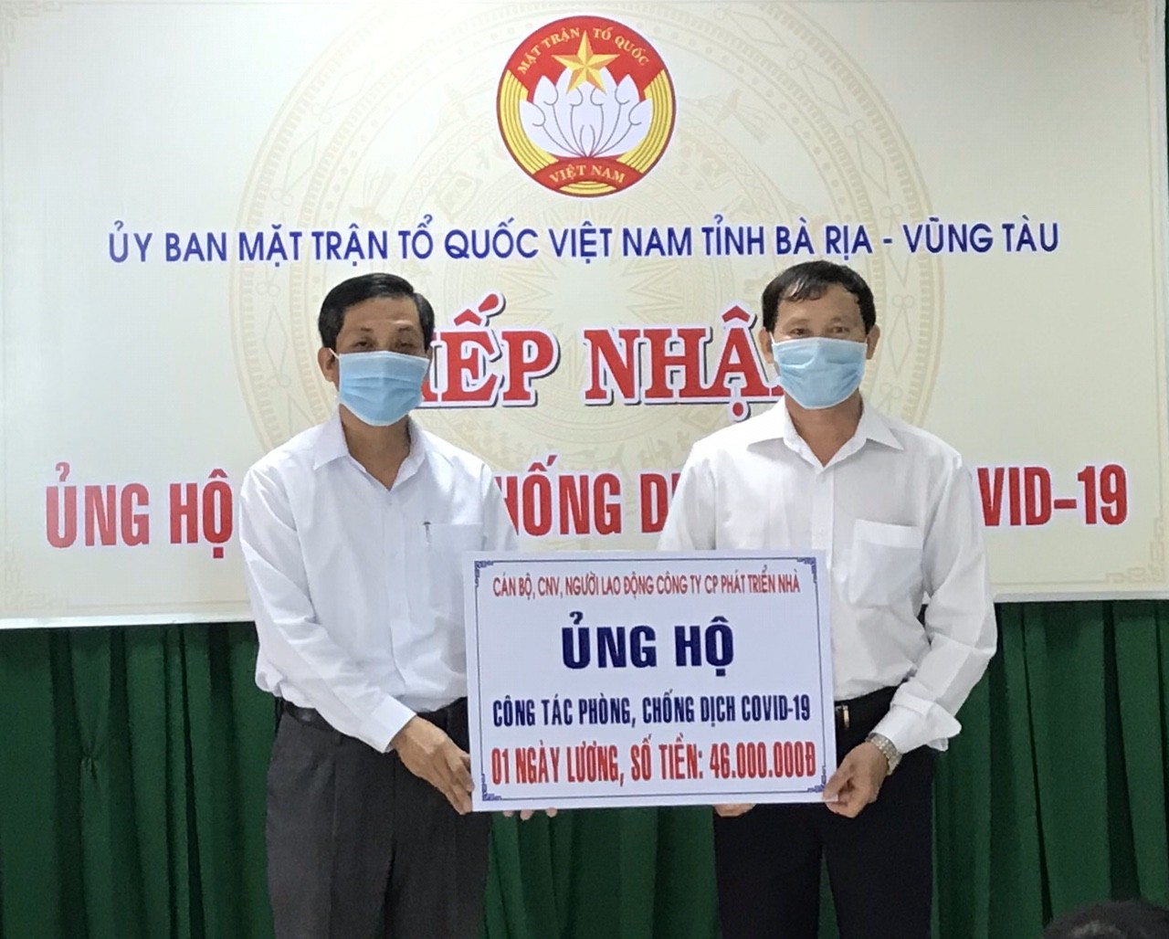 Đại diện HODECO trao số tiền 46 triệu đồng cho công tác phòng chống, dịch COVID-19 thông qua UBMTTQVN tỉnh
