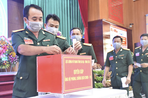 Các đại biểu quyên góp ủng hộ phòng, chống dịch COVID-19.