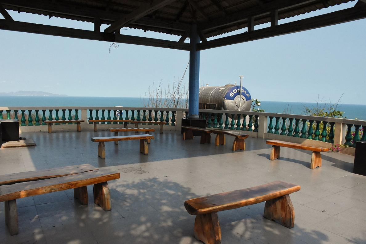 Đường lên khu vực tượng Chúa dang tay cũng vắng vẻ do ảnh hưởng của dịch bệnh.