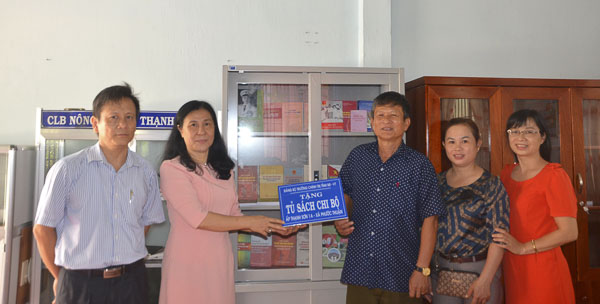 Bà Ngô Thị Liên, Bí thư Đảng bộ, Hiệu trưởng Trường Chính trị tỉnh (thứ hai từ trái qua) trao tủ sách chi bộ cho Chi bộ ấp Thạnh Sơn 1 (xã Phước Thuận, huyện Xuyên Mộc). Ảnh: CẨM NHUNG