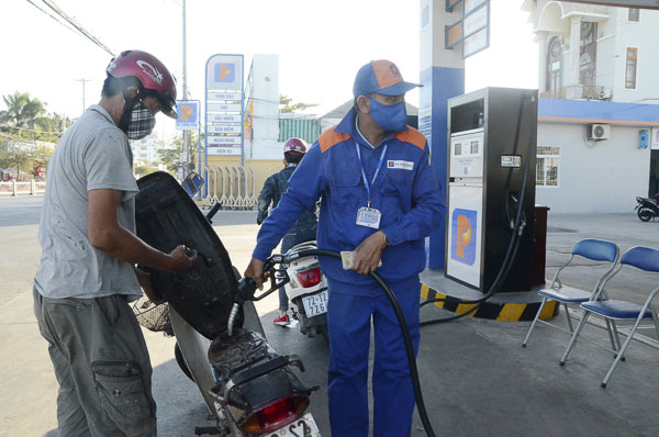 Người dân đổ xăng tại cửa hàng xăng dầu Petrolimex (907, đường 30/4, TP. Vũng Tàu).