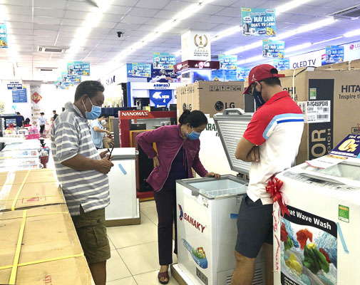 Những ngày qua, nhiều khách hàng lựa chọn mua thêm tủ cấp đông chuyên dụng để dự trữ thực phẩm. Trong ảnh: Khách mua tủ cấp đông tại Siêu thị điện máy Chợ Lớn (504, Nguyễn An Ninh, TP. Vũng Tàu).