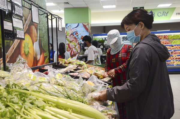 Người dân chọn mua rau tại Siêu thị Co.op Mart Vũng Tàu sáng 28/3.    