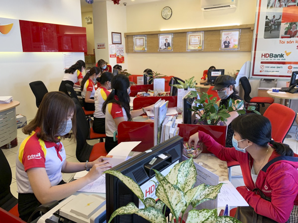 Khách hàng giao dịch tại HDBank Chi nhánh Vũng Tàu. Ảnh: PHAN HÀ