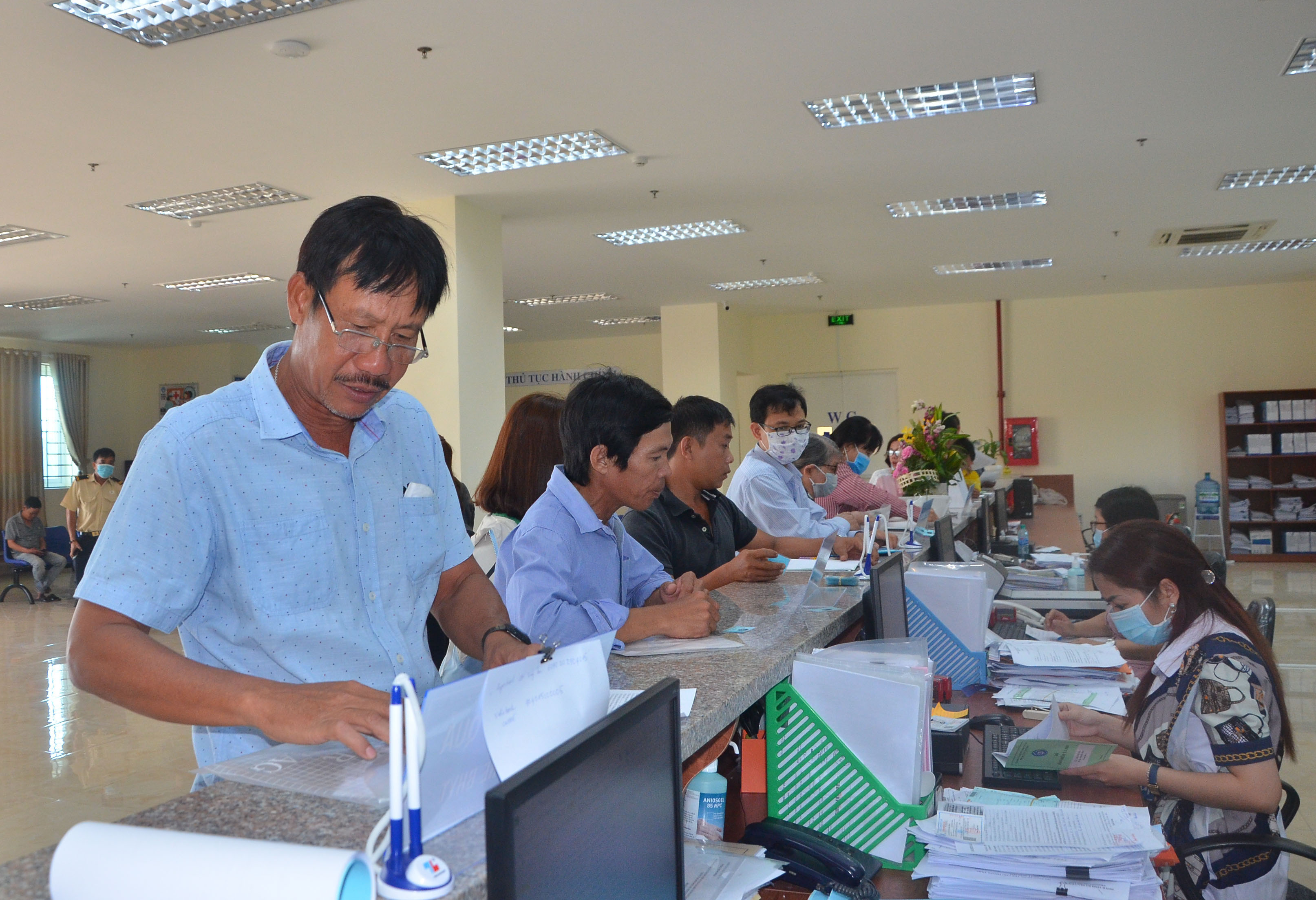 Người dân và DN làm thủ tục hành chính về BHXH tại phòng Tiếp nhận và Trả kết quả thủ tục hành chính, BHXH tỉnh (200, Bạch Đằng, TP. Bà Rịa).