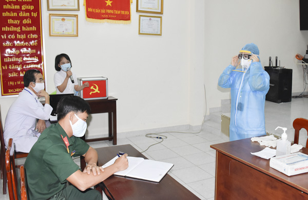 Hướng dẫn mặc đồ bảo hộ khi làm việc trong khu cách ly y tế tập trung.