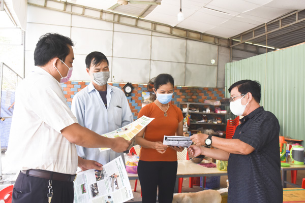 Cán bộ UBMTTQ TT.Ngãi Giao cùng cán bộ khu phố 2, TT.Ngãi Giao (huyện Châu Đức) vận động người dân tạm dừng các dịch vụ kinh doanh ăn uống. Ảnh: HUYỀN TRANG