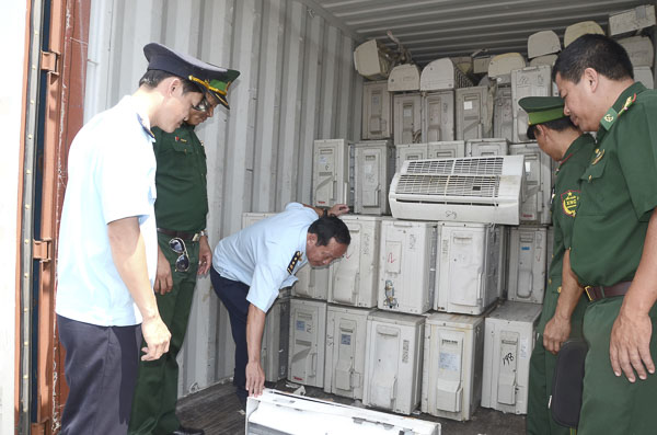 Phối hợp giữa lực lượng Hải quan và Bộ đội Biên phòng trong kiểm soát hàng hóa XNK, đấu tranh phòng, chống buôn lậu qua hệ thống cảng biển. Ảnh: SA HUỲNH