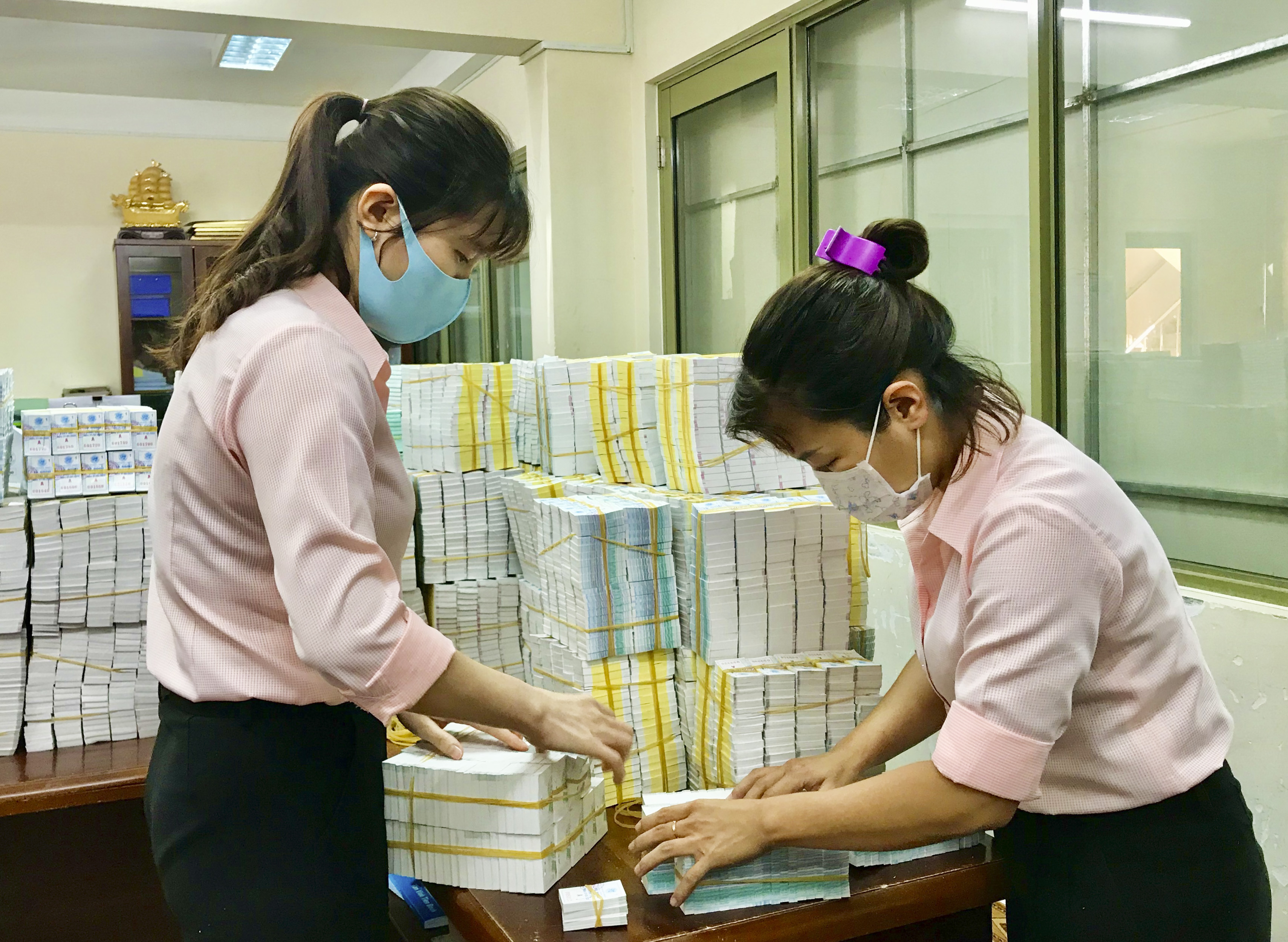 Nhân viên Công ty TNHH MTV XSKT tỉnh BR-VT thu gom cùi vé trong ngày phát hành cuối cùng trước khi thực hiện yêu cầu của Thủ tướng Chính phủ về việc ngừng hoạt động kinh doanh xổ số 15 ngày kể từ ngày 1/4.