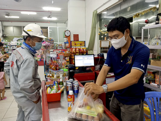 Những đối tác thuê mặt bằng kinh doanh của Công ty Hodeco vẫn còn kinh doanh sẽ được công ty giảm giá thuê mặt bằng từ 15-30% tùy loại hình kinh doanh  trong 3 tháng.  Trong ảnh: Người dân mua hàng tại siêu thị mini Bình An - một đơn vị thuê mặt bằng của Hodeco. 