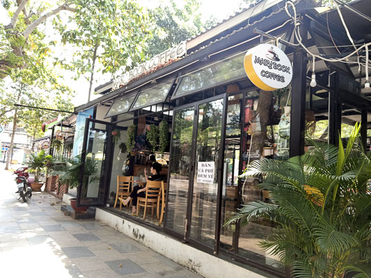 Nhiều hàng quán tạm dừng kinh doanh được hỗ trợ giảm tiền thuê mặt bằng kinh doanh và chi phí quản lý. Trong ảnh: Các gian hàng kinh doanh tại Đường sách Vũng Tàu được giảm 50% tiền thuê gian hàng trong 3 tháng, bắt đầu từ tháng 4/2020. Ảnh: VÂN ANH
