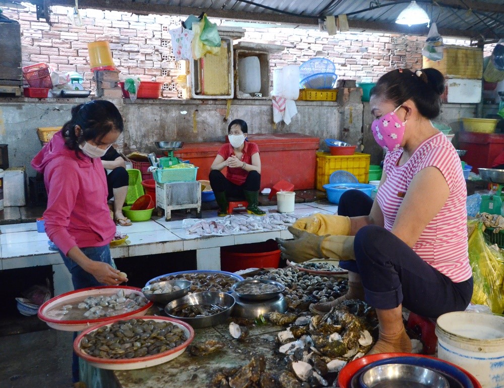 Người dân mua thực phẩm tươi sống tại chợ Vũng Tàu. 