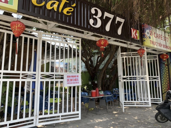 Quán cà phê 377 Thống Nhất (Phường 8, TP. Vũng Tàu) treo biển thông báo chỉ bán mang đi.