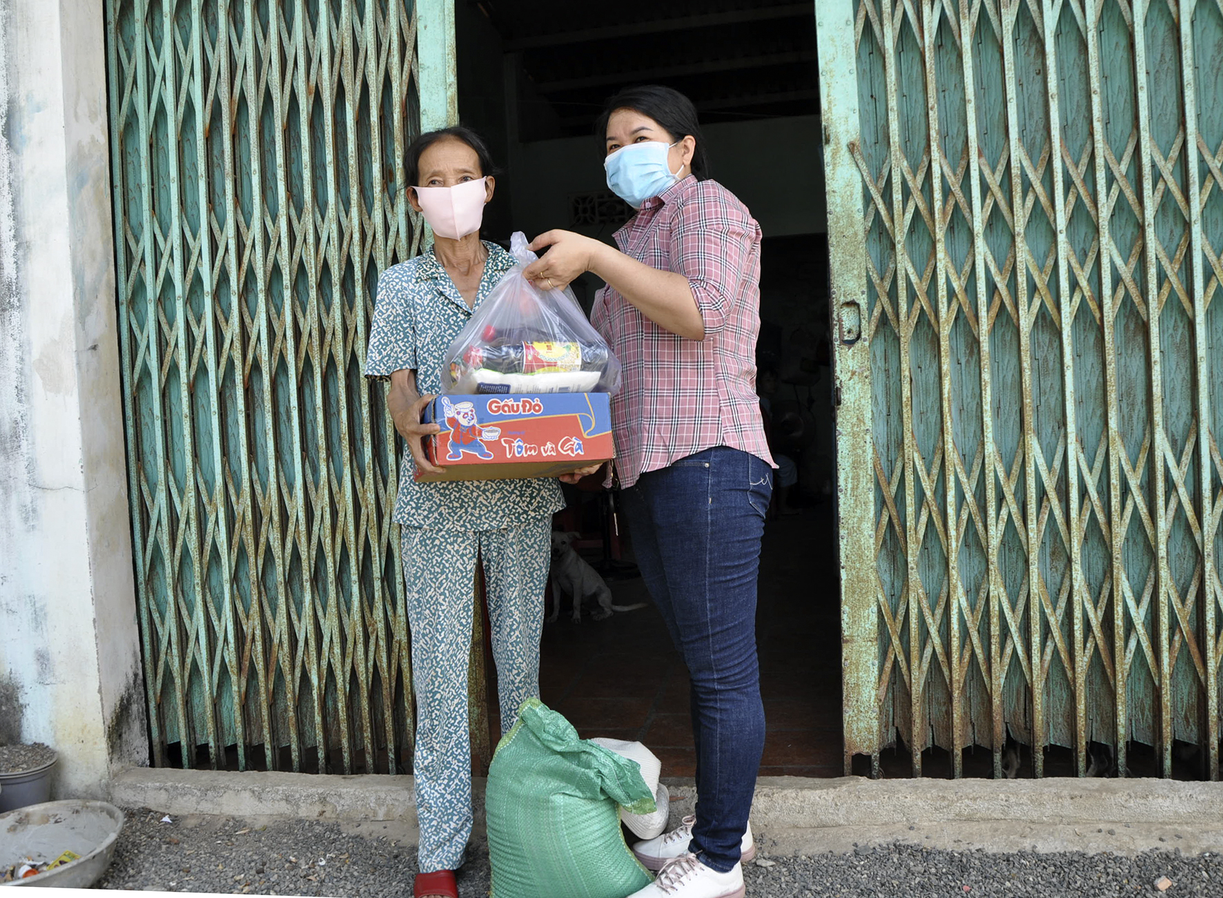 Đại diện Hội LHPN phường Hắc Dịch trao quà cho bà Nguyễn Thị Lộc (64 tuổi, khu phố 2, phường Hắc Dịch), là người bán vé số thất nghiệp, có con bị bệnh tim.