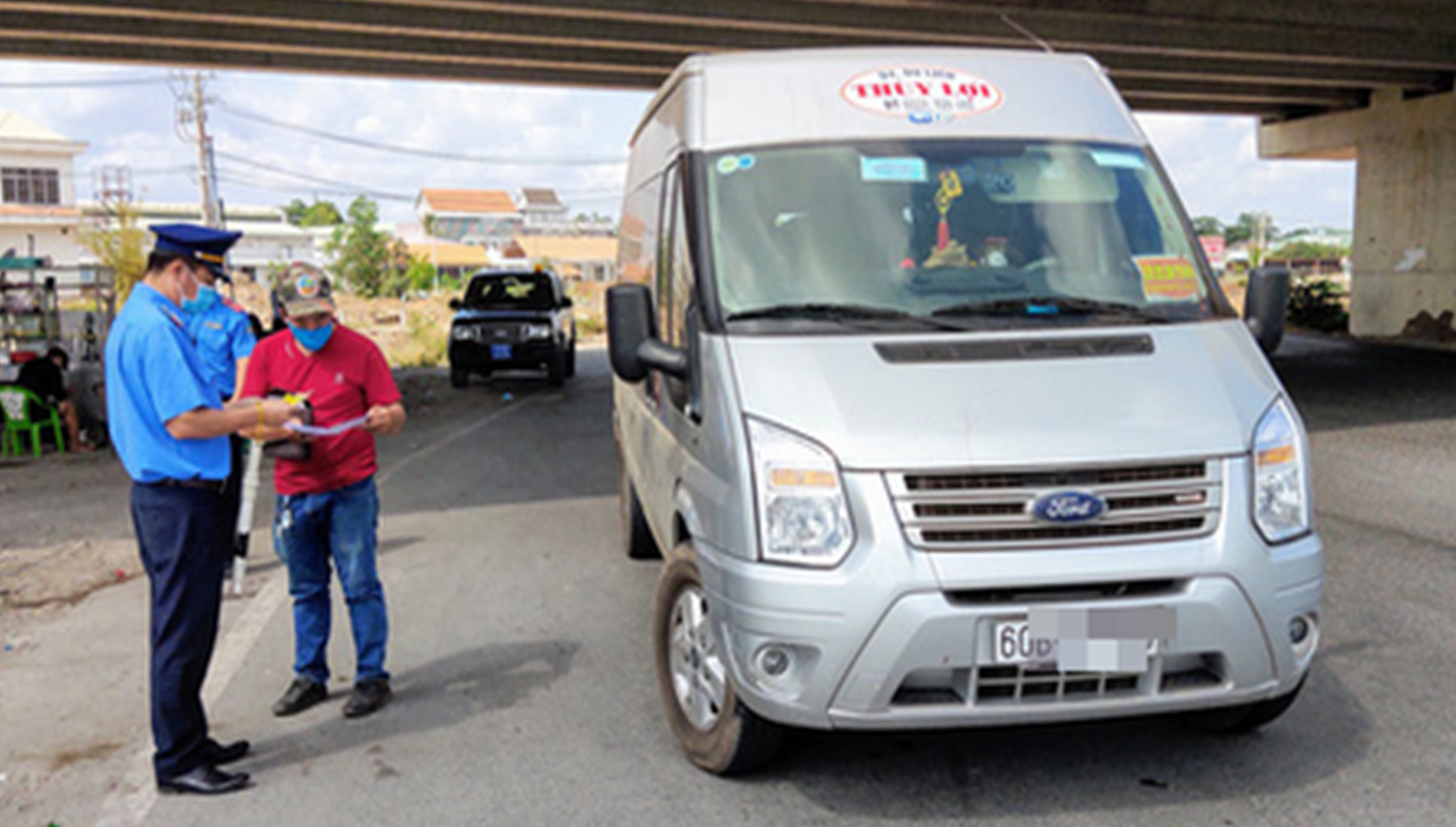 Tài xế chạy xe hợp đồng bị kiểm tra và buộc phải quay đầu xe - Ảnh: VĂN BÌNH