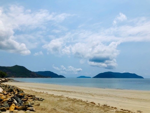Bãi biển vắng bóng người.