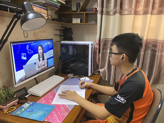Giờ học qua truyền hình của em Nguyễn Trần An Nhật, HS lớp 9.2, Trường THCS Thắng Nhất, TP. Vũng Tàu. Ảnh: TRÀ NGÂN