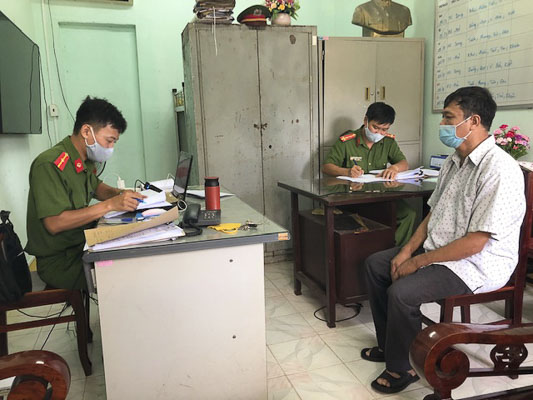 Cơ quan CSĐT Công an TP.Vũng Tàu làm việc với đối tượng Phạm Văn Vượng về hành vi lừa đảo chiếm đoạt tài sản.