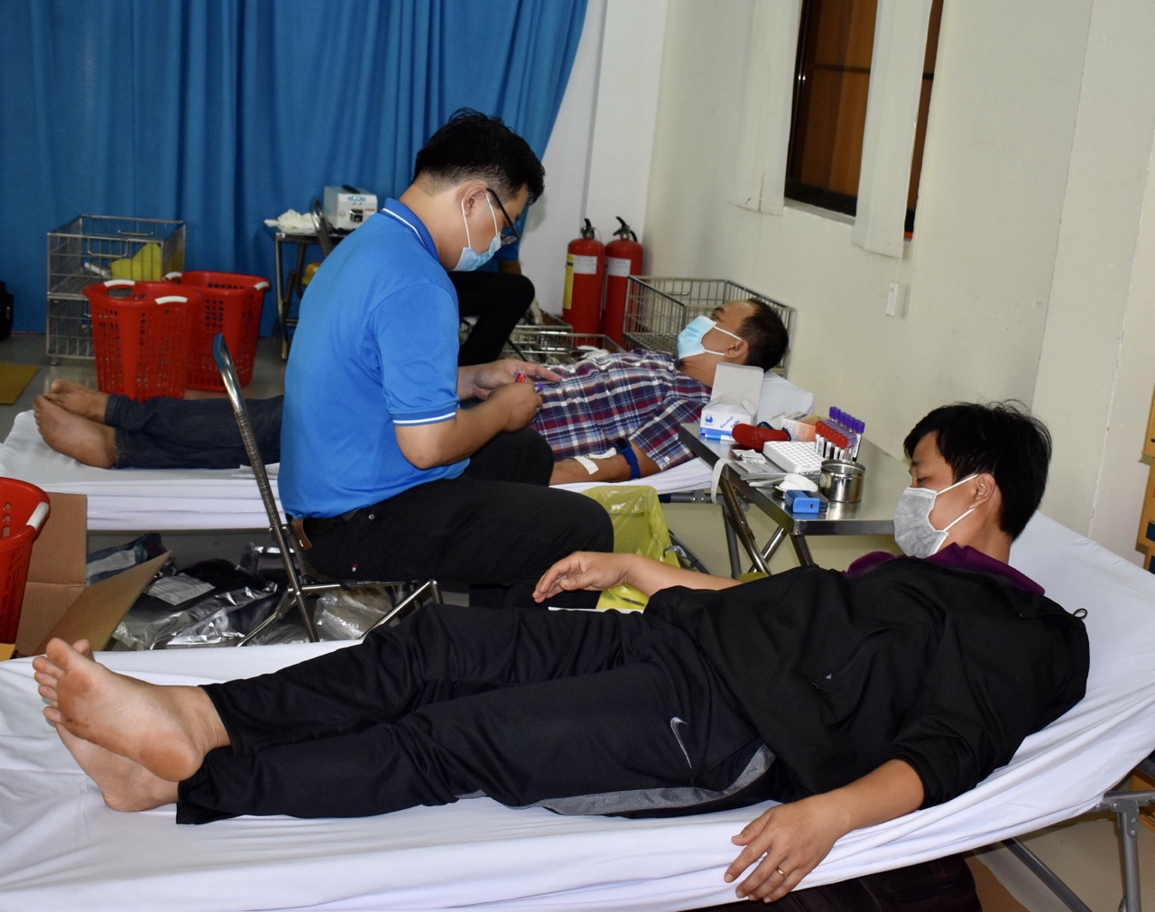 Cán bộ, công chức, viên chức, người lao động tham gia hiến máu tình nguyện sáng 14/3.