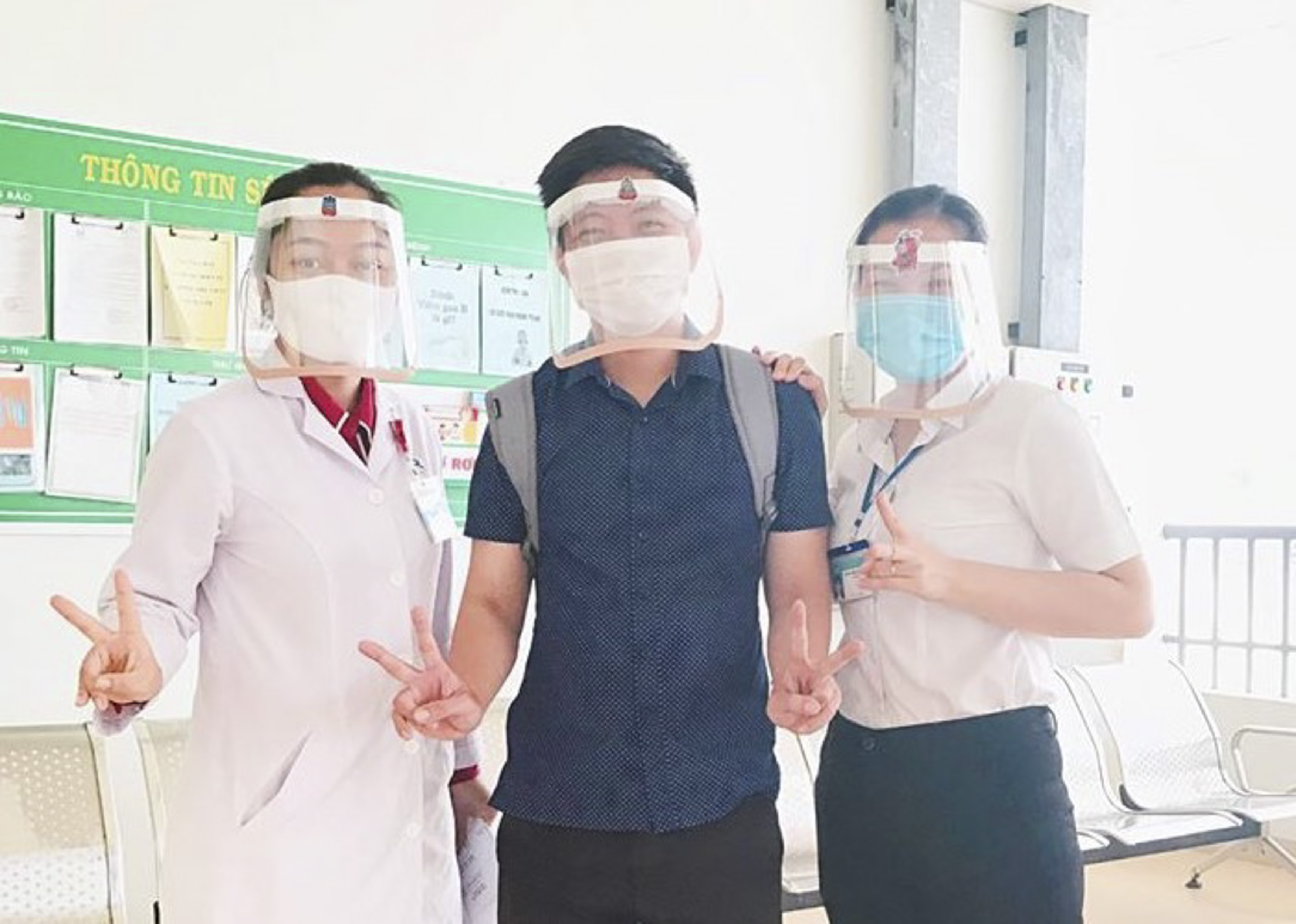Các đoàn viên đeo thử mặt nạ chắn giọt bắn sau khi hoàn thiện.