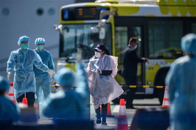 Nhân viên y tế tại khu vực cách ly để kiểm dịch COVID-19 ở Yokohama, gần Tokyo. Ảnh: AFP/TTXVN