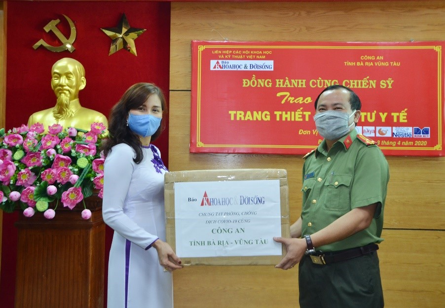Nhà báo Bùi Hương, đại diện Báo Khoa học & Đời sống trao trang thiết bị y tế đến Thượng tá Nguyễn Việt Thanh, Chánh Văn phòng Đảng ủy Công an tỉnh.