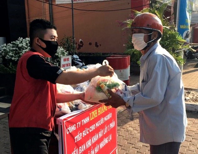 Chi nhánh Công ty TNHH Linh Hoàng Thịnh (TT.Phước Bửu, huyện Xuyên Mộc) trao quà cho người nghèo.