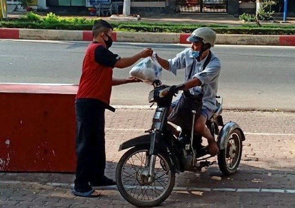 Chi nhánh Công ty TNHH Linh Hoàng Thịnh (TT.Phước Bửu, huyện Xuyên Mộc) trao quà cho người khuyết tật.