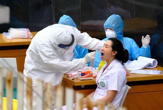 Lấy mẫu xét nghiệm cho cán bộ, y, bác sỹ tại Bệnh viện Bạch Mai.