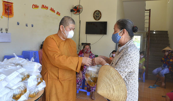 Ni sư Thích nữ Tiến Liên, Trụ trì Tịnh xá Ngọc Đức (đường Nguyễn Bảo, phường Thắng Nhì, TP.Vũng Tàu)  phát cơm chay miễn phí cho người có hoàn cảnh khó khăn.