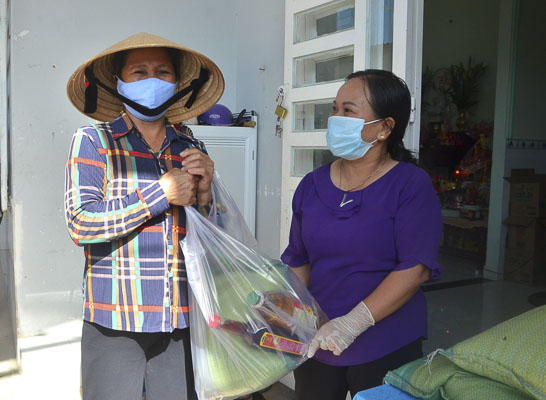 Chị Ngô Thị Thúy Vân (bìa phải, 22/36, Chi Lăng, Phường 12,  TP.Vũng Tàu) tặng quà cho người nghèo sáng 2/4.