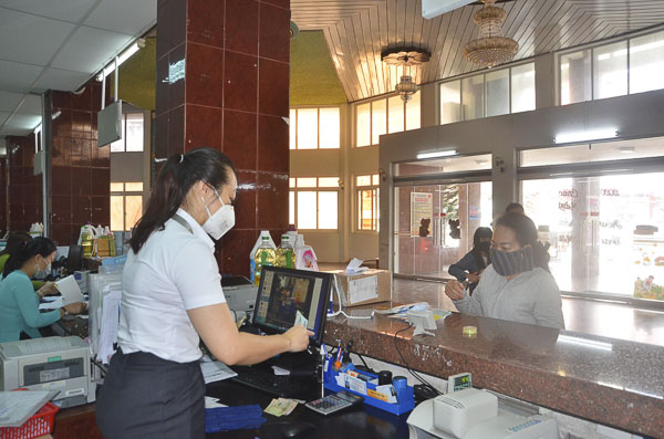 Người dân giao dịch các dịch vụ chuyển phát tại Bưu điện tỉnh (408, Lê Hồng Phong, TP.Vũng Tàu).  Ảnh: CẨM NHUNG