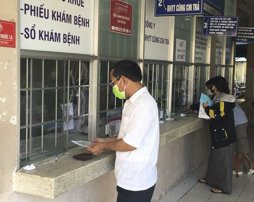 Bệnh nhân khám BHYT tại Bệnh viện Lê Lợi đóng tiền cùng chi trả sau khi khám bệnh. Ảnh: NGUYỄN HỮU DŨNG