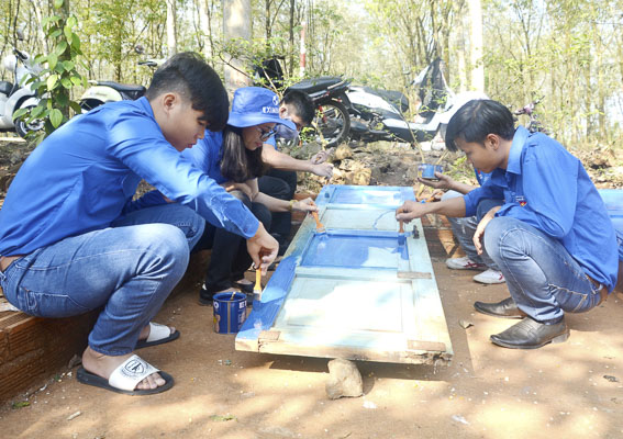 ĐVTN xã Kim Long, huyện Châu Đức sửa chữa nhà cho gia đình chính sách trong Chiến dịch “Thanh niên tình nguyện hè” năm 2019. 