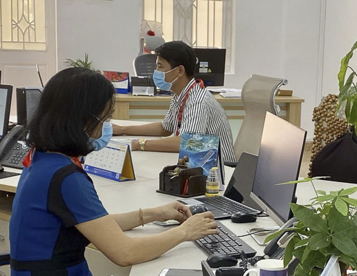 Nhằm bảo đảm an toàn sức khỏe cho cộng đồng trong mùa dịch COVID-19, PV Gas cho CBCNV luân phiên nhau làm việc theo ca tại cơ quan. Trong ảnh: Người lao động PV Gas được yêu cầu đeo khẩu trang và thực hiện nghiêm các biện pháp phòng ngừa dịch bệnh.  
