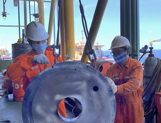Thực hiện nghiêm túc việc cách ly toàn xã hội nên tất cả các chuyến bay của Vietsovpetro đã tạm hoãn qua ngày 15/4. Do đó, ca biển  của một số CBCNV kéo dài hơn dự kiến. Trong ảnh: Người lao động Vietsovpetro làm việc trên giàn nén khí trung tâm.  Ảnh: PHAN HÀ