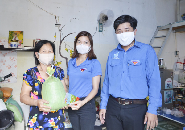 Anh Nguyễn Công Thành, Bí thư Thành Đoàn Vũng Tàu tặng quà  bà Cao Thị Kim Tuyết, làm nghề giúp việc nhà, hiện ở trọ tại số 459/18,  Trương Công Định, TP. Vũng Tàu. Ảnh: DIỄM QUỲNH