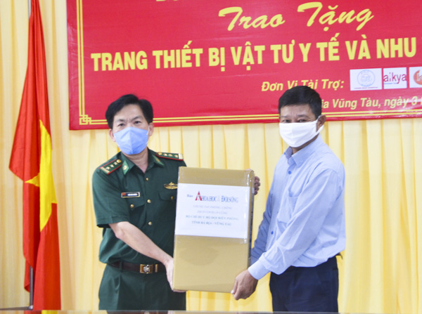 Ông Ngô Hiền Phong, Giám đốc Công ty Minh Huy, đại diện nhà tài trợ trao quà cho Thượng tá Trần Văn Trường,  Phó Chỉ huy trưởng Bộ Chỉ huy Bộ đội Biên phòng tỉnh. Ảnh: DIỄM QUỲNH