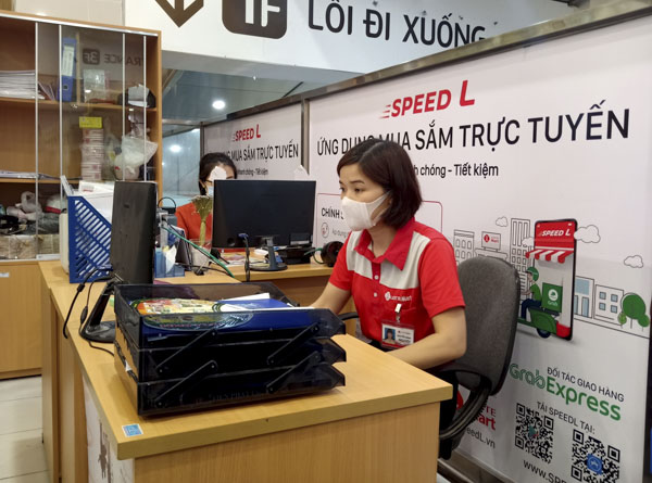 Mỗi ngày Lotte Mart Vũng Tàu nhận và giao hàng qua điện thoại và kênh mua sắm trực tuyến khoảng 50 xe hàng, tăng khoảng 7-8 lần so với trước đây. Trong ảnh: Nhân viên Lotte Mart Vũng Tàu nhận đơn hàng qua kênh mua sắm trực tuyến speedl.vn. Ảnh: VÂN ANH