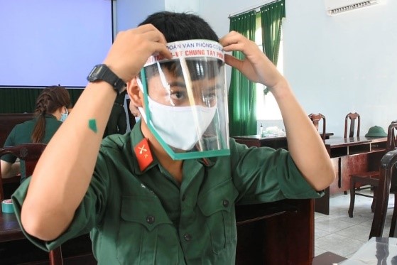 Chiến sĩ kiểm tra kính chắn giọt bắn.