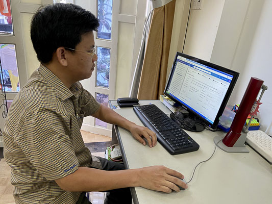 Anh Hà Văn Hiếu giải quyết công việc hành chính tại nhà.