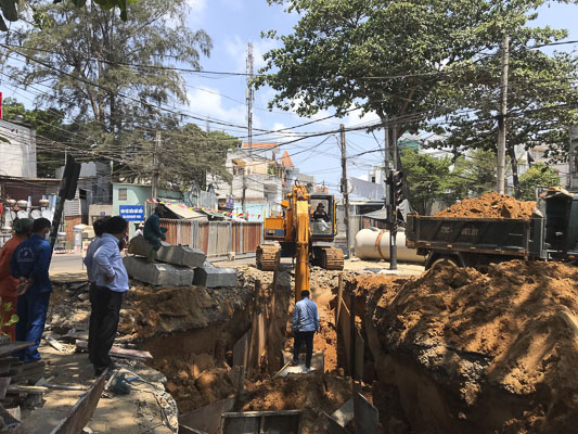 Thi công nút giao thông Trương Công Định - Trần Đồng - Lê Lai. Ảnh: QUỐC THÁI