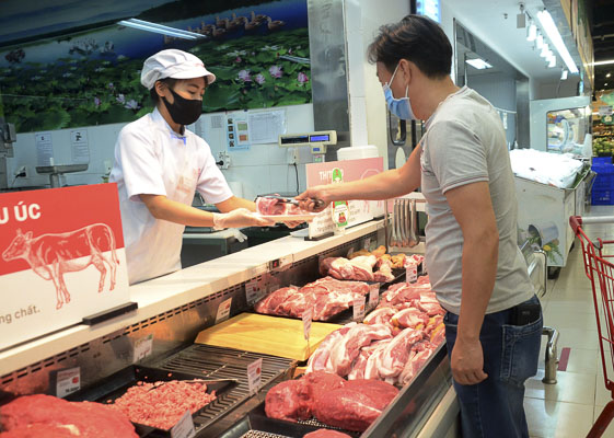Các hệ thống phân phối, cung ứng đã được yêu cầu nguồn hàng, sự chuẩn bị của địa phương, do đó người dân không cần thiết phải tích trữ quá nhu cầu tiêu dùng cần thiết. Trong ảnh: Người dân mua thực phẩm tươi sống tại Lotte Mart Vũng Tàu.