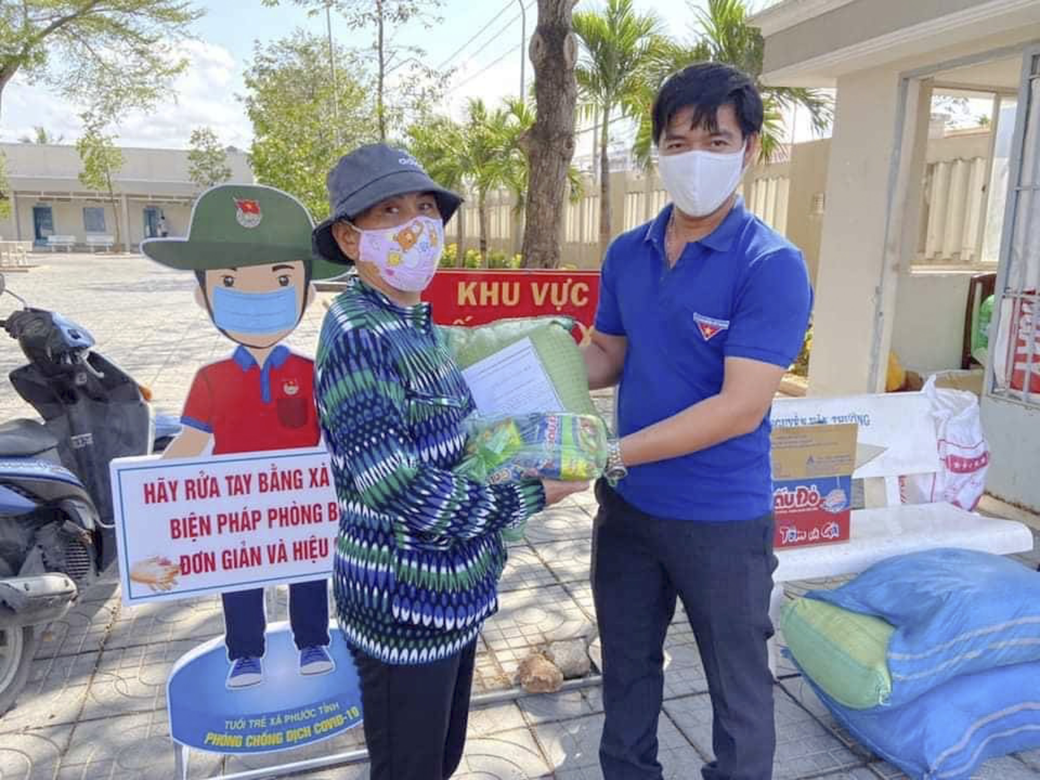 Ngày 5/4, Huyện Đoàn Long Điền đã trao 150 phần quà cho người nghèo trên địa bàn.  Đây là số quà do ông Nguyễn Vĩnh Lộc tài trợ. Ảnh: DIỄM QUỲNH
