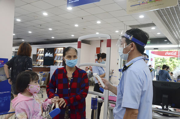 Khách hàng đến Co.op Mart Vũng Tàu mua sắm đều phải đeo khẩu trang, rửa tay sát khuẩn và đo thân nhiệt.